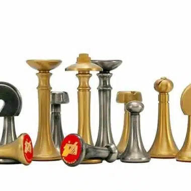 Ensemble Contemporain Gris Echiquier en Bois d'Erable & Jeu d'Echecs en Laiton Massif – Image 10