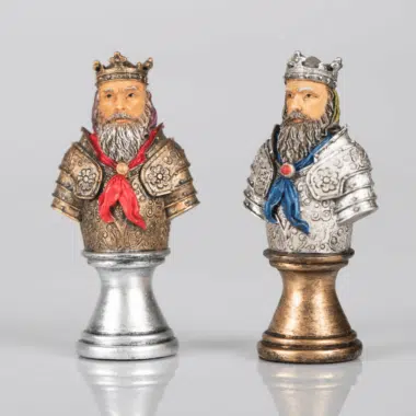 Ensemble Buste Médieval II Echiquier Noir et Doré en Similicuir et Jeu d'Echecs en Résine Peint à la Main – Image 11