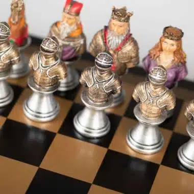 Ensemble Buste Médieval II Echiquier Noir et Doré en Similicuir et Jeu d'Echecs en Résine Peint à la Main – Image 5