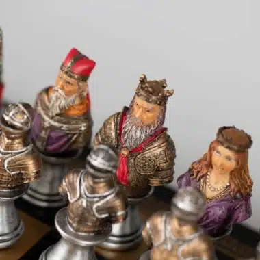 Ensemble Buste Médieval II Echiquier Noir et Doré en Similicuir et Jeu d'Echecs en Résine Peint à la Main – Image 6