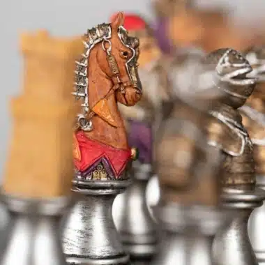 Ensemble Buste Médieval II Echiquier Noir et Doré en Similicuir et Jeu d'Echecs en Résine Peint à la Main – Image 4