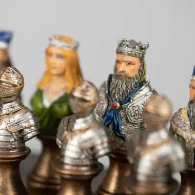 Ensemble Buste Médieval II Echiquier Noir et Doré en Similicuir et Jeu d'Echecs en Résine Peint à la Main – Image 3