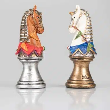 Ensemble Buste Médieval II Echiquier Noir et Doré en Similicuir et Jeu d'Echecs en Résine Peint à la Main – Image 13