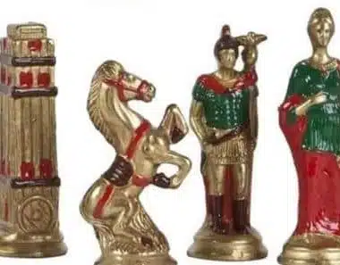 Ensemble Romains vs Barbares : Echiquier en Similicuir & Jeu d'Echecs en Métal Peint à la main – Image 5