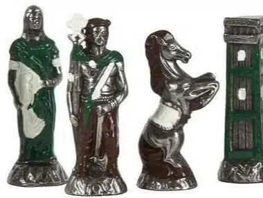 Ensemble Romains vs Barbares : Echiquier en Similicuir & Jeu d'Echecs en Métal Peint à la main – Image 4