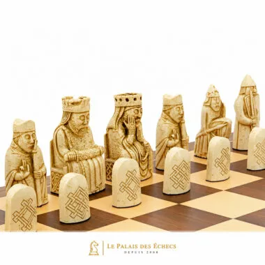 Pièces d'échecs Ile de Lewis blanches en résine, détail des visages sculptés