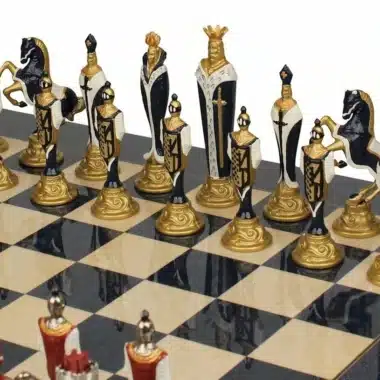 Ensemble Renaissance Haut de Gamme Echiquier en Bois d'Erable Laqué Bleu & Jeu d'Echecs en Métal Peint à la Main – Image 4