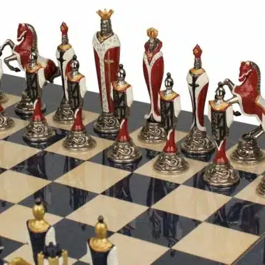Ensemble Renaissance Haut de Gamme Echiquier en Bois d'Erable Laqué Bleu & Jeu d'Echecs en Métal Peint à la Main – Image 3