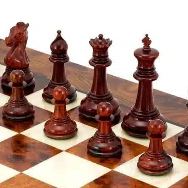 Ensemble Madrid II Echiquier en Bois d'Orme et de Bruyère Laqué & Jeu d'Echecs en Bois de Santal Rouge – Image 3