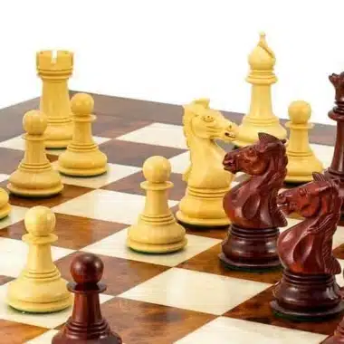Ensemble Madrid II Echiquier en Bois d'Orme et de Bruyère Laqué & Jeu d'Echecs en Bois de Santal Rouge – Image 4