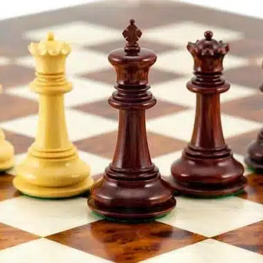 Ensemble Madrid II Echiquier en Bois d'Orme et de Bruyère Laqué & Jeu d'Echecs en Bois de Santal Rouge – Image 5