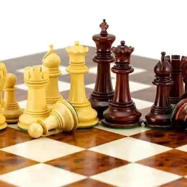 Ensemble Madrid II Echiquier en Bois d'Orme et de Bruyère Laqué & Jeu d'Echecs en Bois de Santal Rouge – Image 6