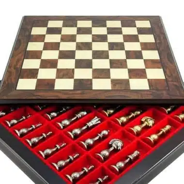 Alternative view of Ensemble Oriental Echiquier  en Bois de Noyer et d'Erable avec Compartiment de Rangement & Jeu d'Echecs en Laiton