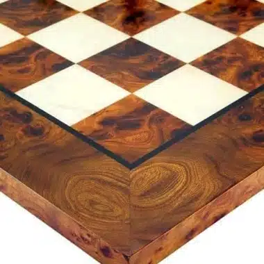 Ensemble Elite Echiquier en Bois d'Orme et de Bruyère Laqué & Jeu d'Echecs en Bois d'Ebène – Image 7