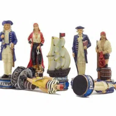 Ensemble Pirates III Echiquier en Similicuir et Jeu d'Echecs en Résine Peint à la Main – Image 6