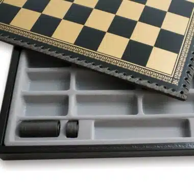 Ensemble Chiens et Chats Echiquier en Similicuir et Jeu d'Echecs en Résine – Image 5