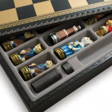 Ensemble Chiens et Chats Echiquier en Similicuir et Jeu d'Echecs en Résine – Image 4