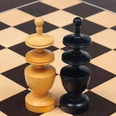 Pions noir et naturel du jeu d'échecs Régence Française sur l'échiquier