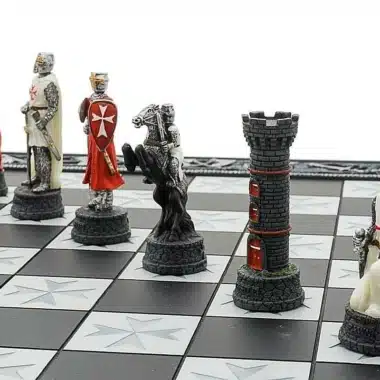 Pièces d'échecs Templier, détail du cavalier et de la tour en résine peinte