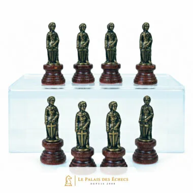 Pions et tours sculptés en forme de soldats, socles en bois rouge