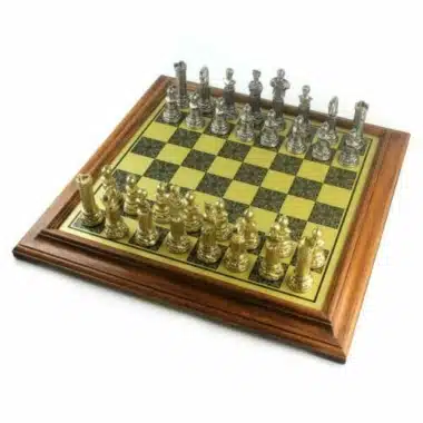 Echiquier en bois avec jeu d'échecs en métal doré et argenté, vue latérale