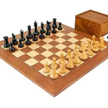 Ensemble Souverain III, pièces en bois d'ébène sur échiquier noyer et érable, coffret à côté