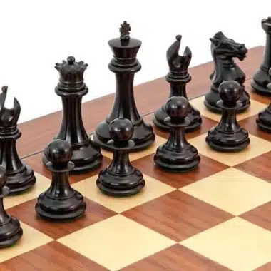 Pièces noires en bois d'ébène du jeu Souverain III, vue rapprochée sur l'échiquier