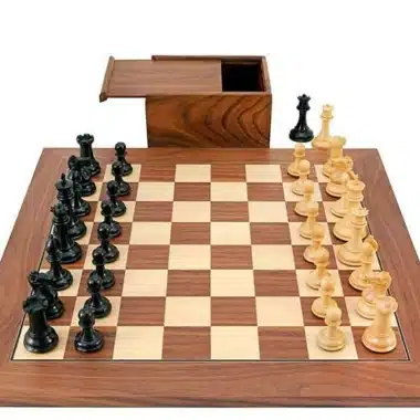 Ensemble Souverain III en position de jeu, coffret de rangement ouvert à côté de l'échiquier