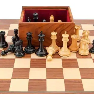 Coffret de rangement ouvert doublé de feutrine rouge avec pièces d'échecs disposées devant