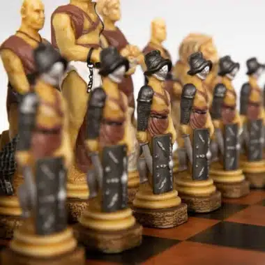 Pièces Spartacus I en résine peinte, détail des gladiateurs alignés sur l'échiquier