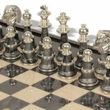 Ensemble Staunton Fantasy XL Echiquier en Bois d'Erable Vert & Jeu d'Echecs en Laiton et Bois Plaqué Or et Argent – Image 4