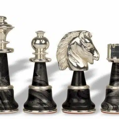 Ensemble Staunton Fantasy XL Echiquier en Bois d'Erable Vert & Jeu d'Echecs en Laiton et Bois Plaqué Or et Argent – Image 11