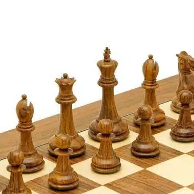 Pièces en bois de rose du jeu Victoria II, détail roi et fou clairs