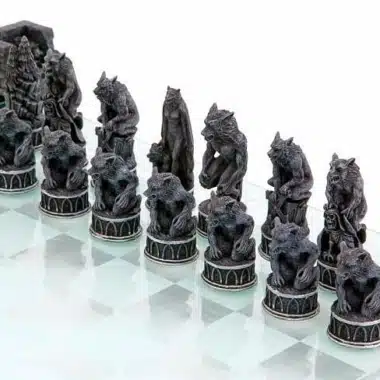 Pièces noires loup-garou en résine peinte, détail des figures bestiales