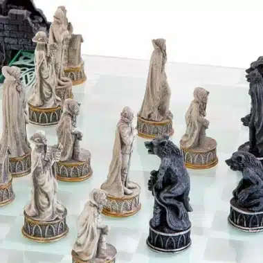 Pièces vampires blanches alignées devant la tour noire du roi, vue latérale