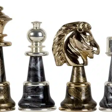 Ensemble Staunton Fantasy XL Echiquier en Bois d'Erable Vert & Jeu d'Echecs en Laiton et Bois Plaqué Or et Argent – Image 9