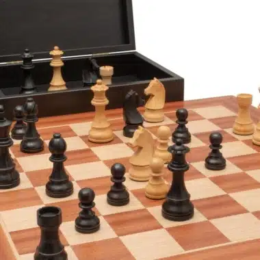 Partie en cours sur l'échiquier en acajou avec coffret ouvert à l'arrière