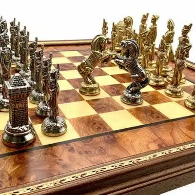 Cavaliers dorés et argentés en duel sur l'échiquier en bois d'orme