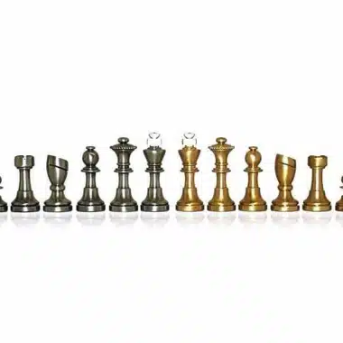 Petit Jeu d'Echecs Moderne en Laiton Artisanal & Échiquier en Cuir Véritable – Image 5