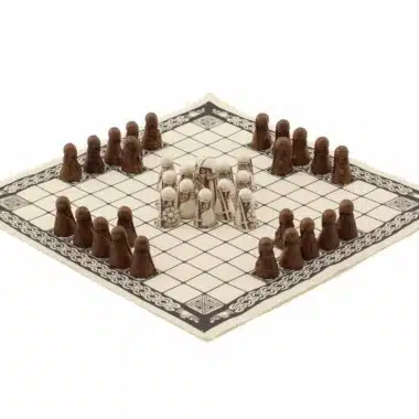 Jeu Viking Hnefetafl avec pièces en résine sur plateau en lin disposé en diagonale