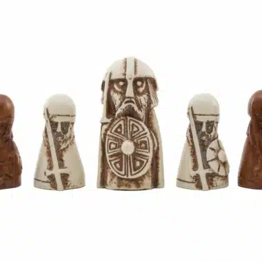 Détail des pièces en résine du jeu viking Hnefetafl, roi au centre