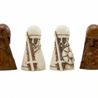 Alignement de quatre pièces en résine du jeu viking Hnefetafl