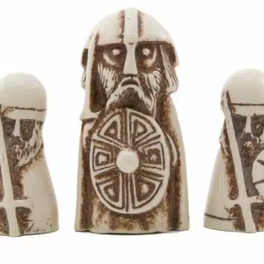 Figure du roi viking entourée de deux pièces en résine du jeu Hnefetafl