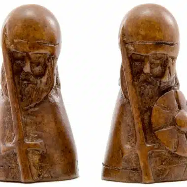 Deux vues d'une pièce en résine brune du jeu viking Hnefetafl