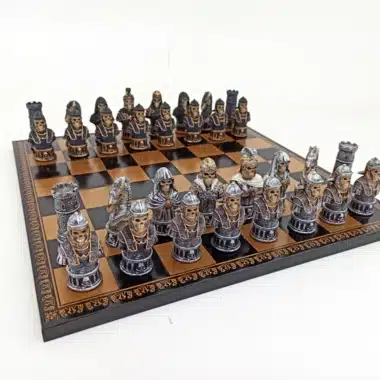 Jeu d'Echecs Tete de Mort Peints à la Main et Echiquier en Similicuir Noir