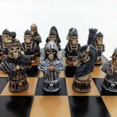 Jeu d'Echecs Tete de Mort Peints à la Main et Echiquier en Similicuir Noir – Image 4