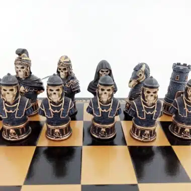 Jeu d'Echecs Tete de Mort Peints à la Main et Echiquier en Similicuir Noir – Image 3