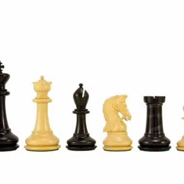 Jeu d'échecs en bois d'ébène et buis, pièces alignées par taille