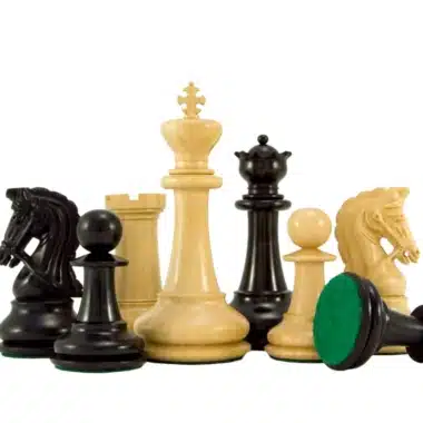 Pièces d'échecs en ébène et buis, mise en scène avec base feutrée verte