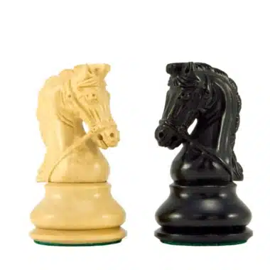 Cavaliers du jeu d'échecs en ébène et buis, détail des têtes sculptées